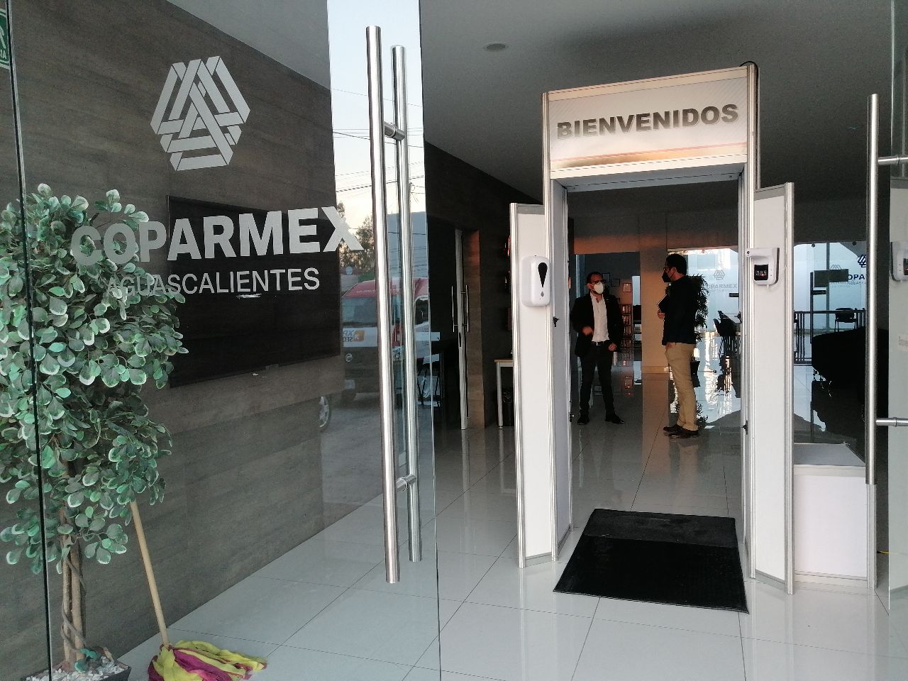 Arco sanitizante para sesión de Jóvenes Empresarios Coparmex